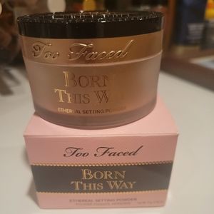 Too faced Born this way loose setting powder medium translucent